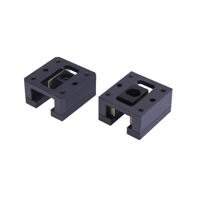 Наклонная направляющая выталкивателя для точного перемещения сердечника по бокам пресс-формы